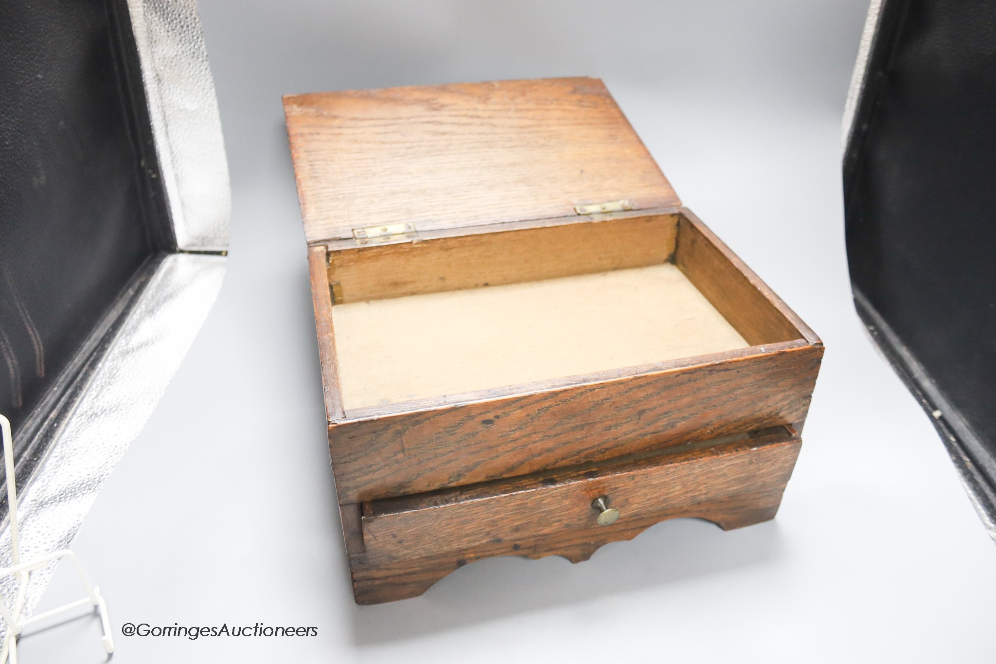 An Edwardian oak sewing casket, 30cm